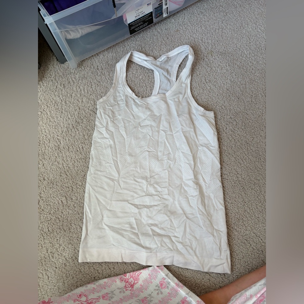White lululemon tank top
